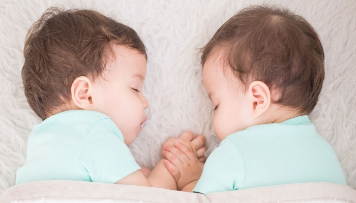 how-to-sleep-train-twins-10-step-guide-with-tips